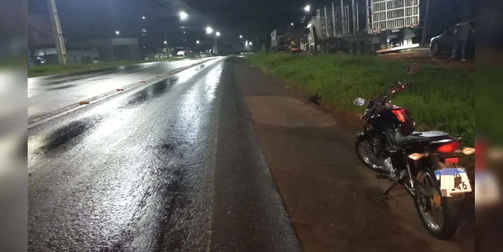 Motociclista atropela cachorro e é levada para o hospital