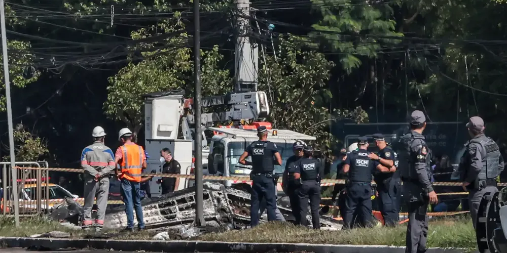 Bombeiros e policiais foram acionados para ajudar no acidente com a queda do avião
