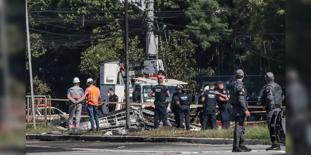 Bombeiros e policiais foram acionados para ajudar no acidente com a queda do avião