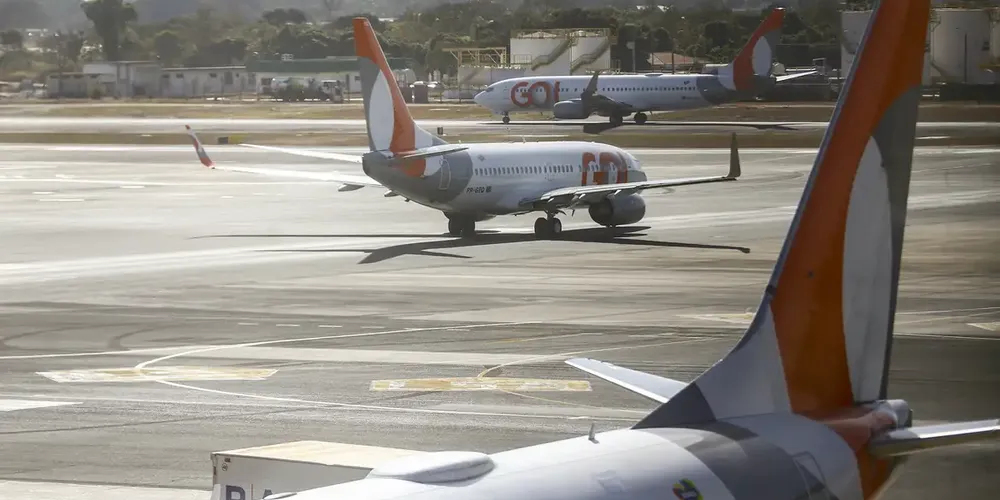 As companhias aéreas Azul e Gol assinaram nessa quarta-feira (15) um memorando de entendimento para iniciar as negociações para uma fusão