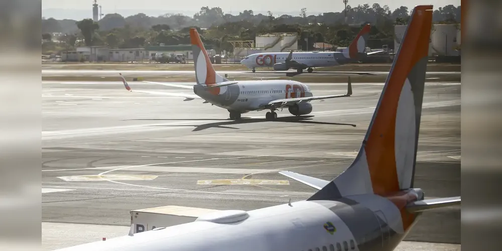 As companhias aéreas Azul e Gol assinaram nessa quarta-feira (15) um memorando de entendimento para iniciar as negociações para uma fusão