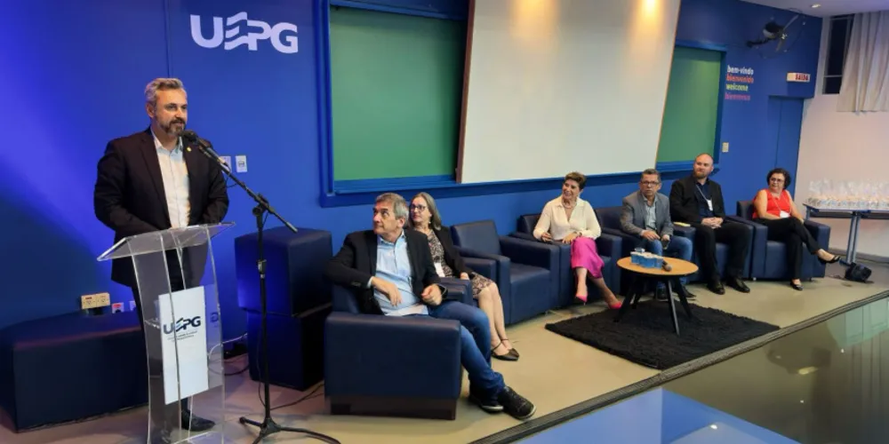 Participaram do encontro a prefeita Elizabeth Schmidt; o reitor, Miguel Sanches Neto; a vice-presidente do CREA-PR, Margolaine Giacchini; entre outros convidados