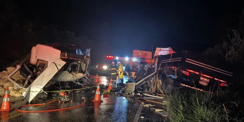 Um dos caminhões invadiu a pista contrária
