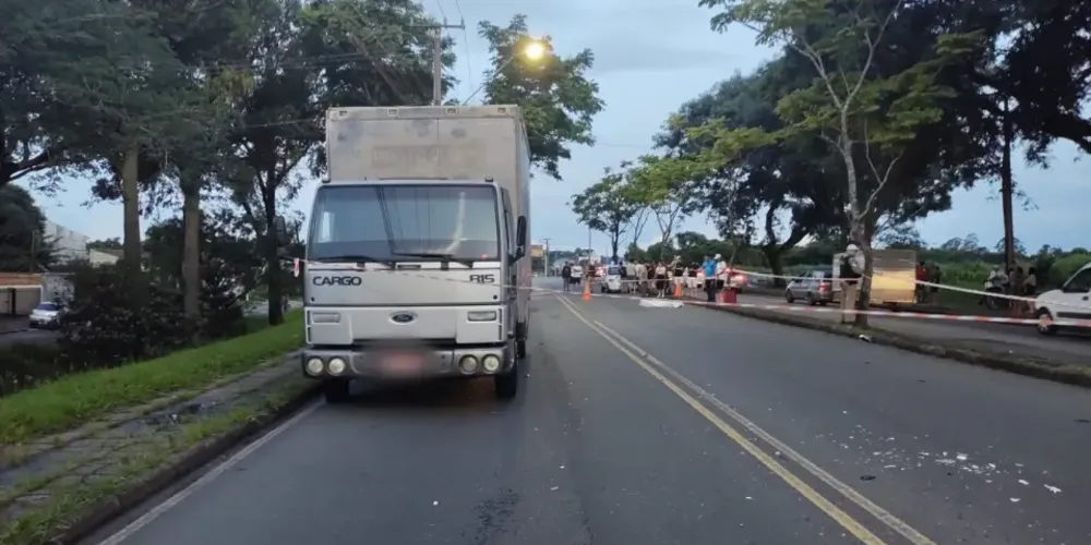 Os dois veículos transitavam na pista sentido Curitiba, quando a batida ocorreu