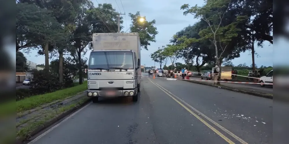 Os dois veículos transitavam na pista sentido Curitiba, quando a batida ocorreu