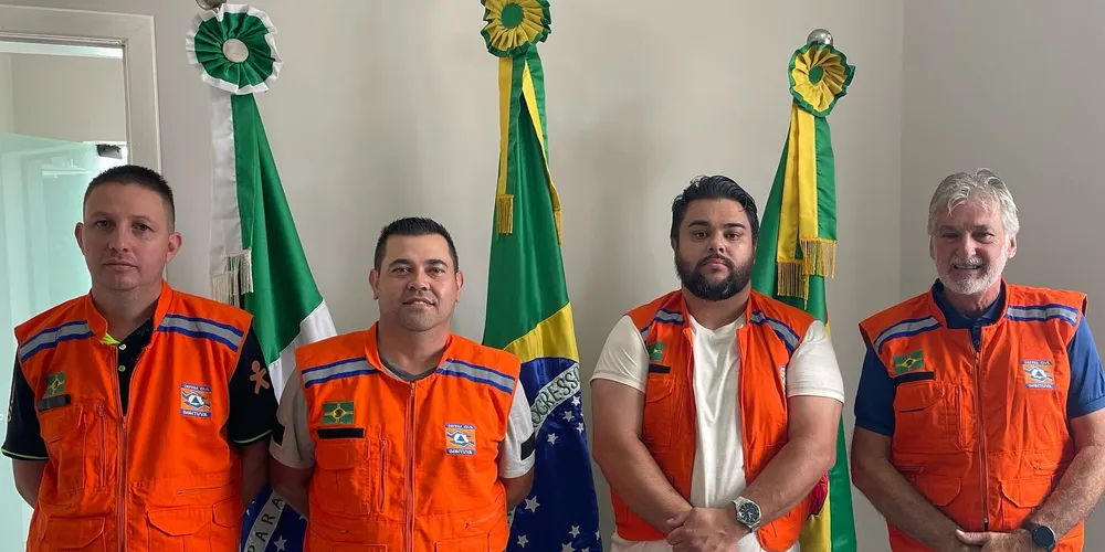 Na ocasião, foram entregues os coletes de identificação e um celular para uso da equipe