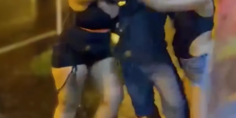 Homem tentou separar a briga entre as jovens