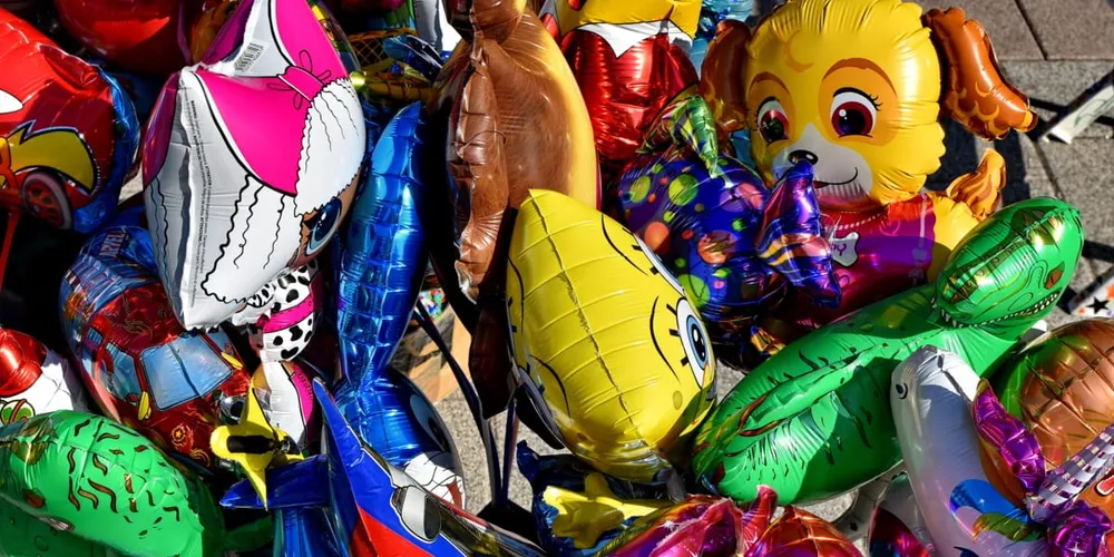 Distribuição de brinquedos e balões para crianças hospitalizadas