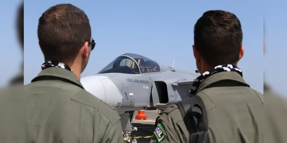 Caça adquirido pelo Brasil surpreende F-15 dos EUA em combate simulado