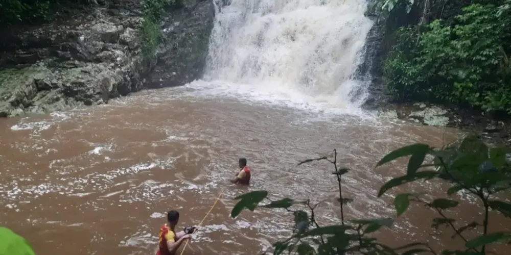 Helicóptero do Batalhão de Operações Aéreas da Polícia Militar foi acionado para auxiliar no resgate, mas não conseguiu se aproximar