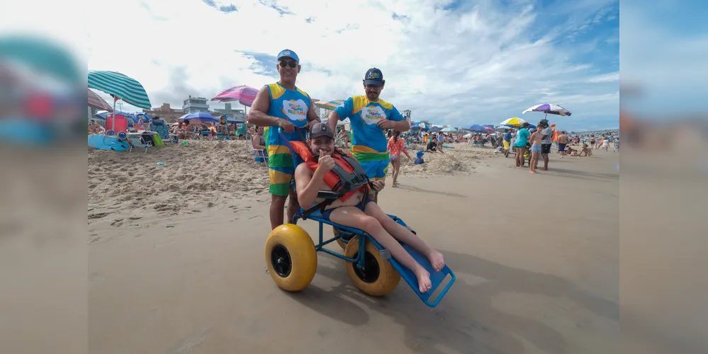 Família passa férias no Litoral do Paraná para filho tomar banho de mar com cadeira anfíbia