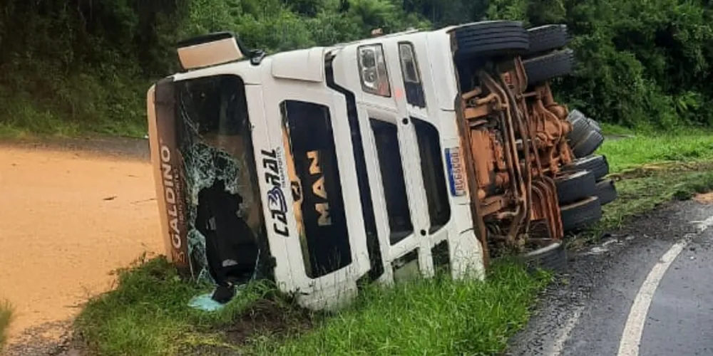 Acidente aconteceu nesse domingo (19), na PR-090, em Piraí do Sul, nos Campos Gerais
