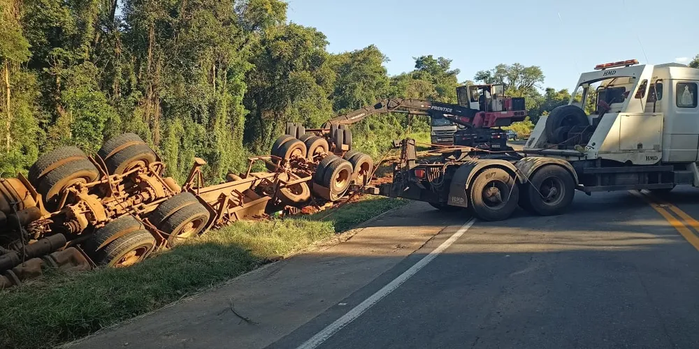 Caminhão de Agudos do Sul capota em rodovia de Telêmaco Borba