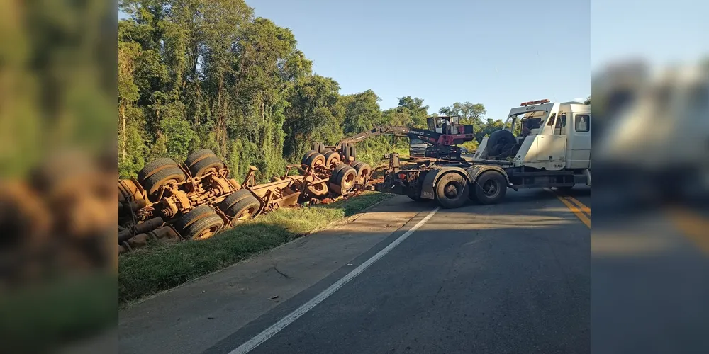 Caminhão de Agudos do Sul capota em rodovia de Telêmaco Borba