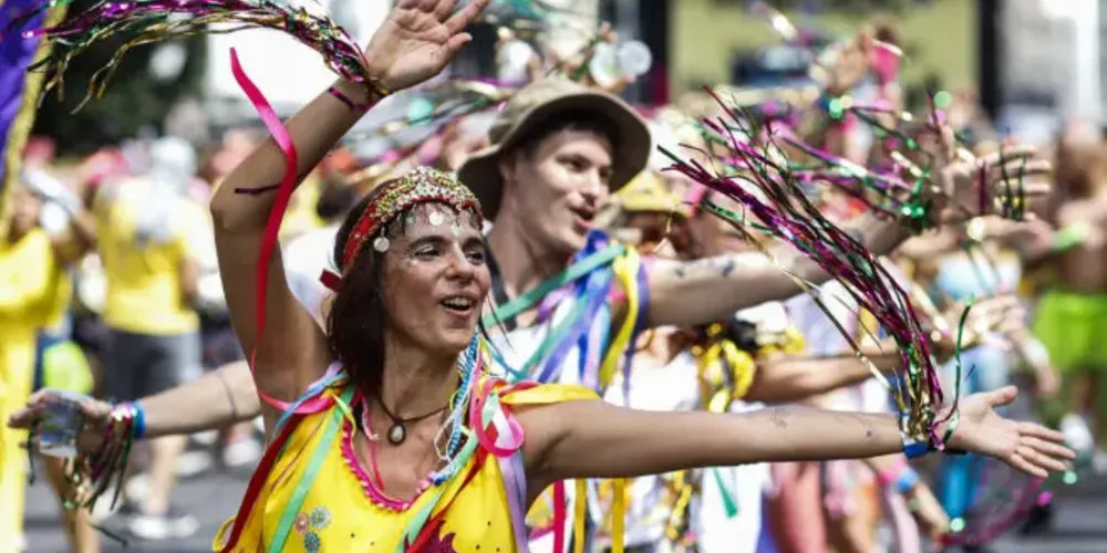 Algumas cidades iniciam a folia já na noite de sexta-feira, 28 de fevereiro, como São Paulo