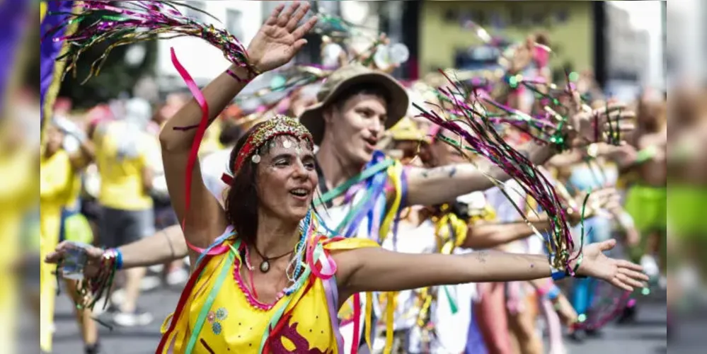 Algumas cidades iniciam a folia já na noite de sexta-feira, 28 de fevereiro, como São Paulo