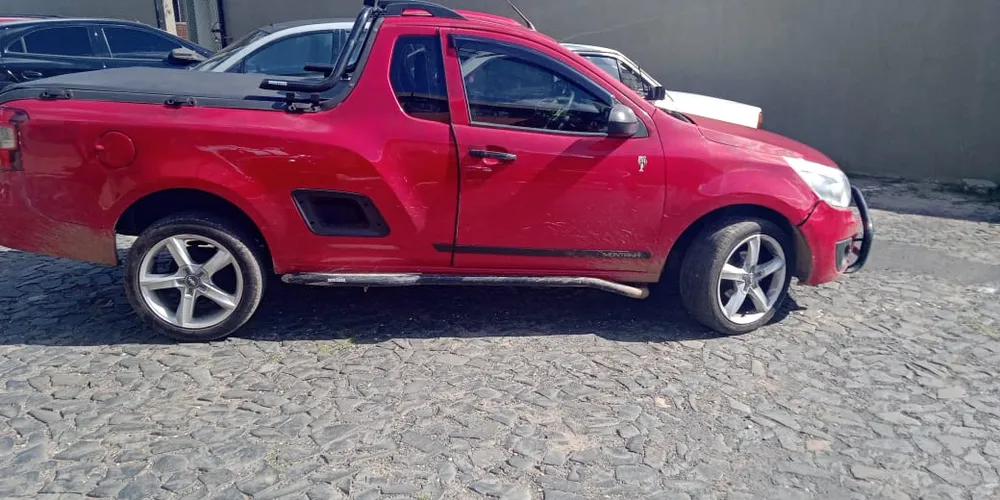 O veículo foi recuperado e entregue para a vítima