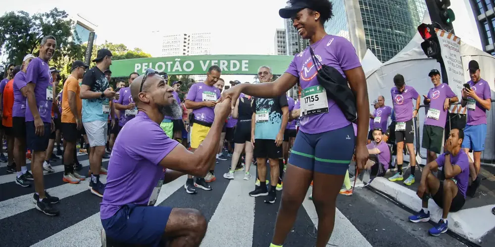 Ele decidiu pedir a noiva Vanessa Cristina Ferreira, de 33 anos, com quem namora há seis anos, em casamento