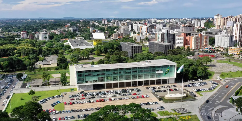 Centro Cívico de Curitiba onde estão os edifícios do Tribunais de Justiça, Tribunal de Contas, Palácio Iguaçu, Palácio das Araucarias, Assembléia Legislativa, Museu Oscar Niemeyer e a Praça Nossa Senhora de Salette.
