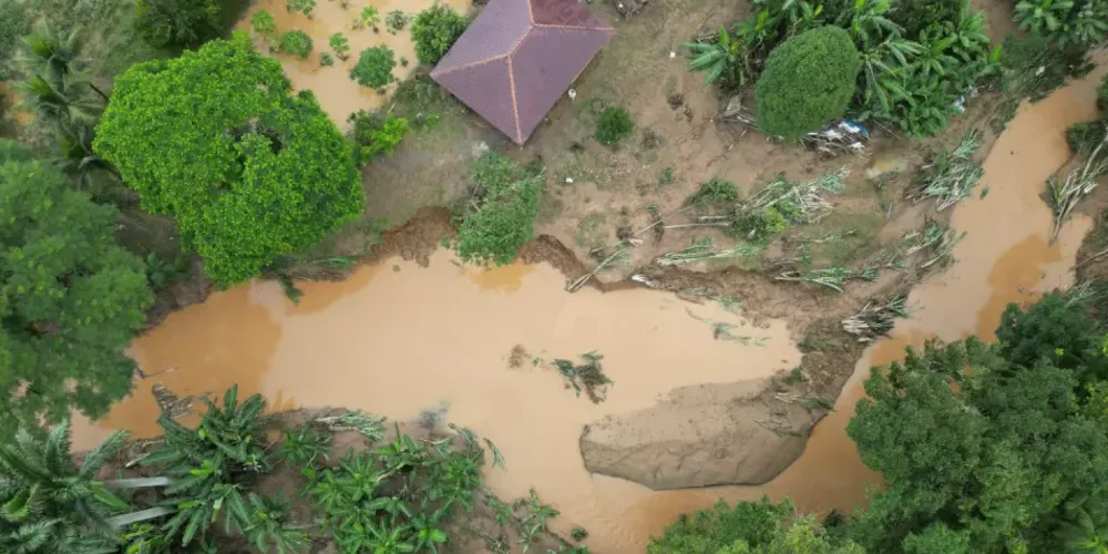 Água subiu e alagou trechos no litoral paranaense. Corpo foi localizado por uma equipe em helicóptero