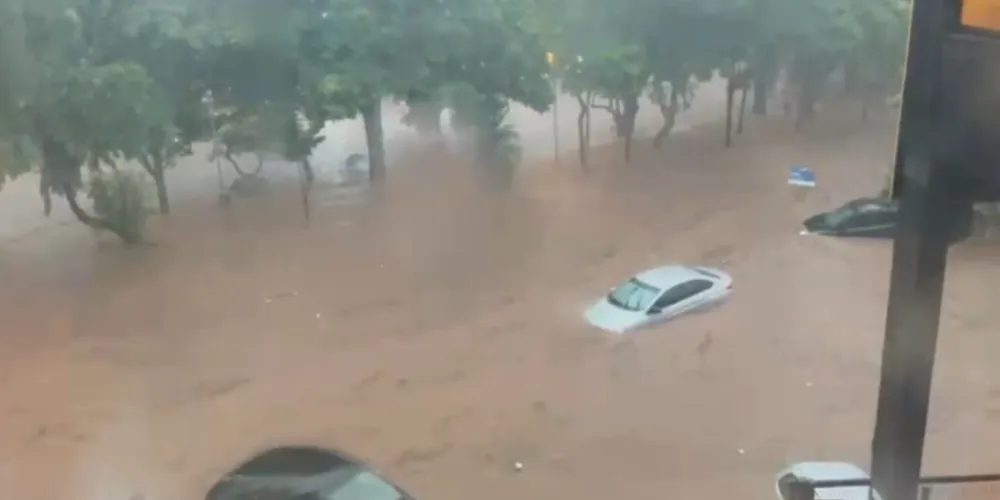 A forte chuva que atingiu a capital na tarde de ontem provocou grandes alagamentos