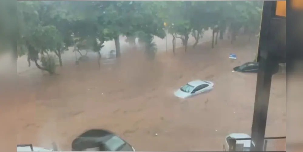 A forte chuva que atingiu a capital na tarde de ontem provocou grandes alagamentos