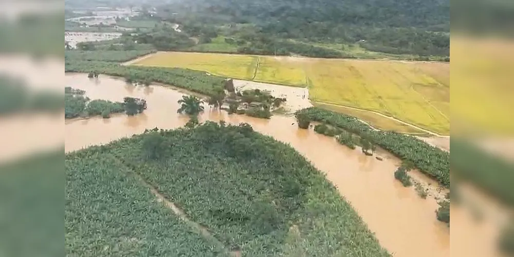 Alto índice pluviométrico fez os rios subirem e causarem alagamentos