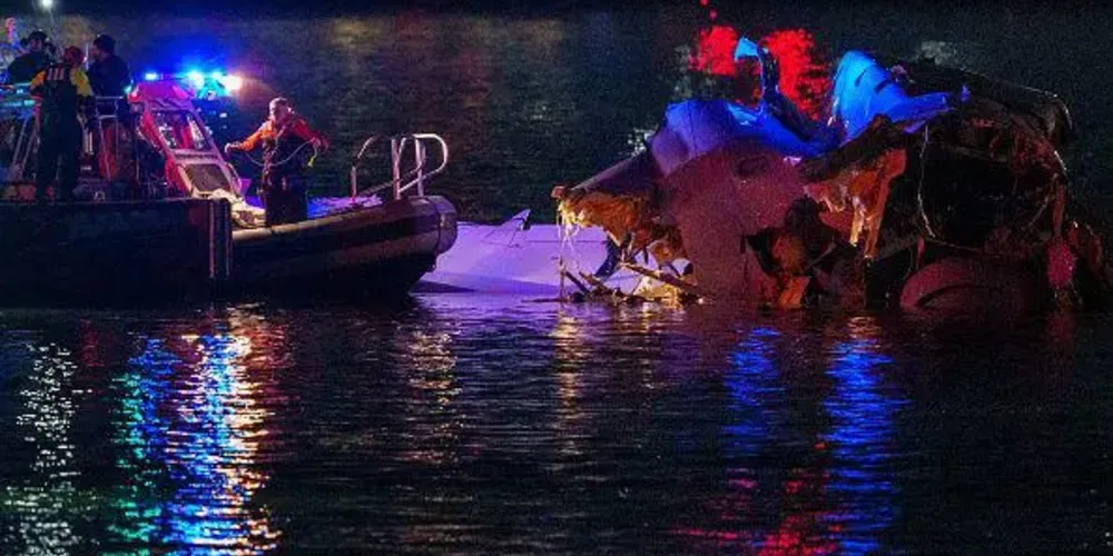 Equipes de resgate trabalham após choque entre helicóptero e avião na região de Washington