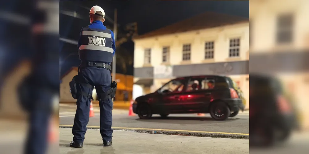 Equipe de Trânsito e Segurança abordou o condutor do veículo, o qual estava sem habilitação