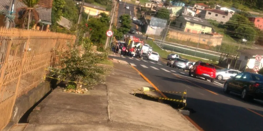 Mãe e filho caíram em uma cratera na manhã desta quarta-feira (10) em rua de Ponta Grossa