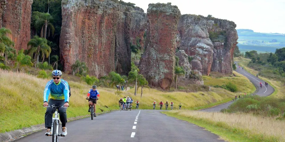 O parque, com suas impressionantes formações rochosas e riqueza histórica, foi um ponto de referência importante para o caminho