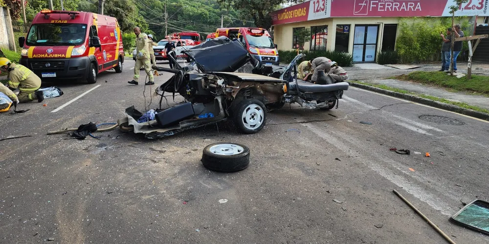 O acidente ocorreu na manhã deste sábado (21), na Rua João Gbur, no bairro Santa Cândida, em Curitiba