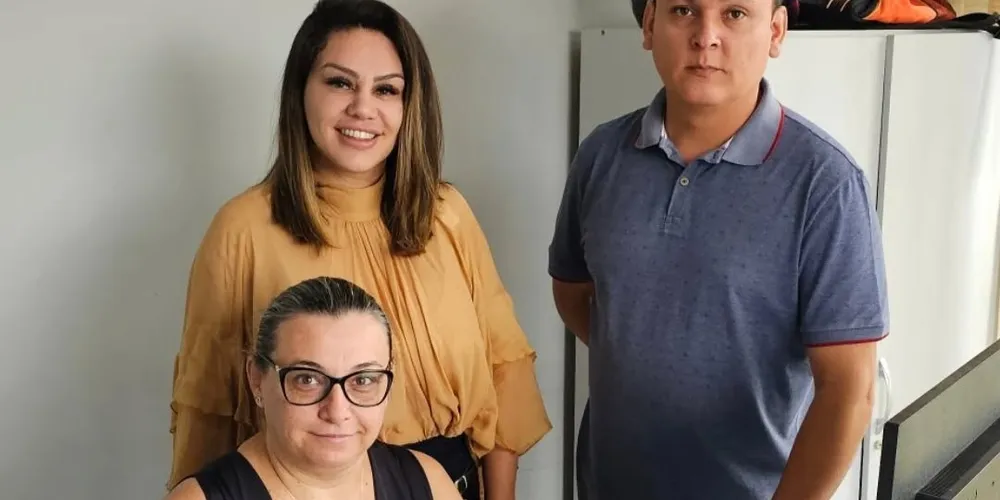 Dayane acompanhou o início da licitação dos kits ao lado do Secretário de Educação, Fabrício de Oliveira, e da Agente de Contratação e Pregoeira Municipal, Geysla Prachum