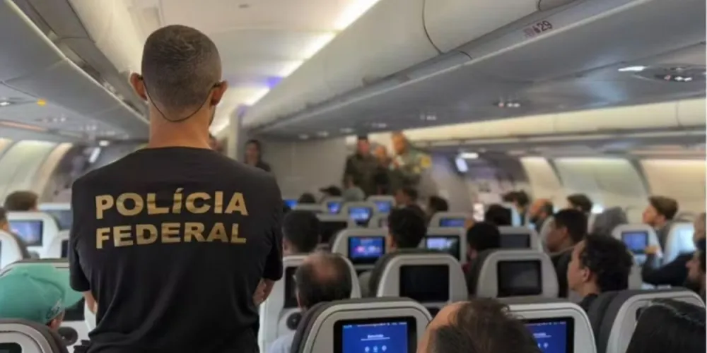 Voo da FAB com brasileiros deportados pelos EUA chegou em Belo Horizonte na noite de sábado (25)