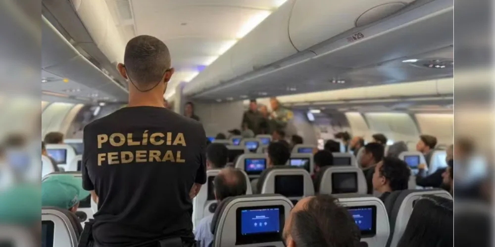 Voo da FAB com brasileiros deportados pelos EUA chegou em Belo Horizonte na noite de sábado (25)