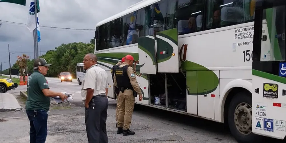prática do transporte clandestino coloca em risco não somente o passageiro, como também demais veículos, que dividem a pista com um transporte que não atende as exigências legais
