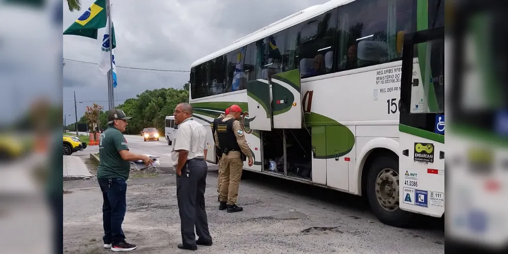 prática do transporte clandestino coloca em risco não somente o passageiro, como também demais veículos, que dividem a pista com um transporte que não atende as exigências legais