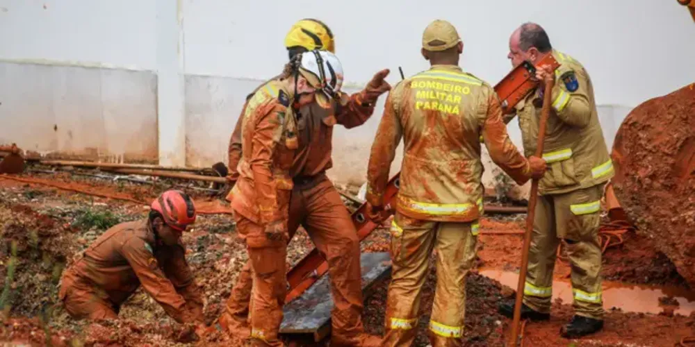 Bombeiros se cumprimentam após resgate com êxito