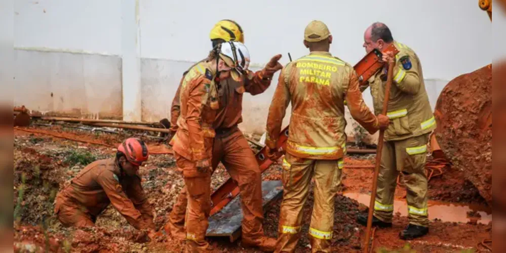 Bombeiros se cumprimentam após resgate com êxito