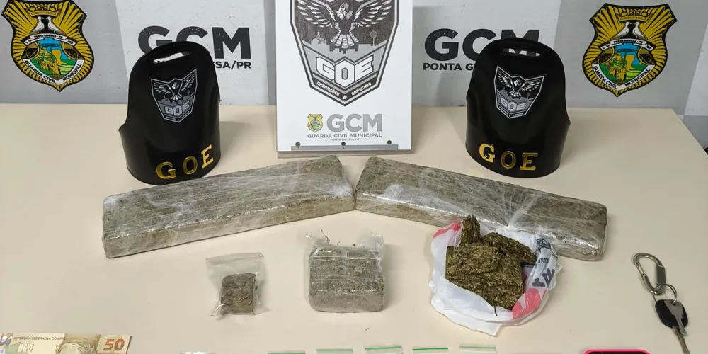 No veículo teriam sido localizados cinco porções de maconha, totalizando mais de 2 quilos da droga e também sete invólucros de cocaína