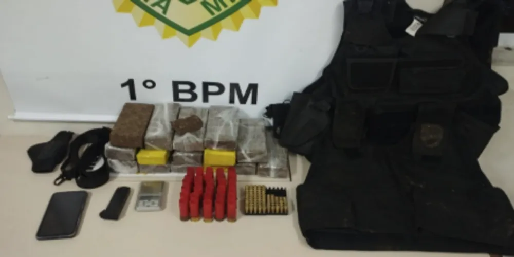 Na casa foram apreendidos maconha, munições deflagradas, coldre, coletes e bandoleira