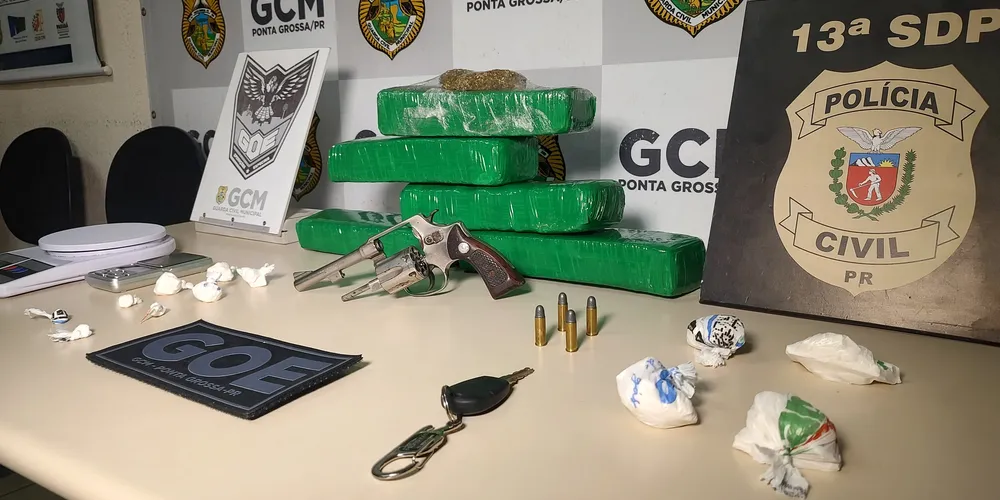 Drogas e armas foram apreendidas no carro e na casa do suspeito