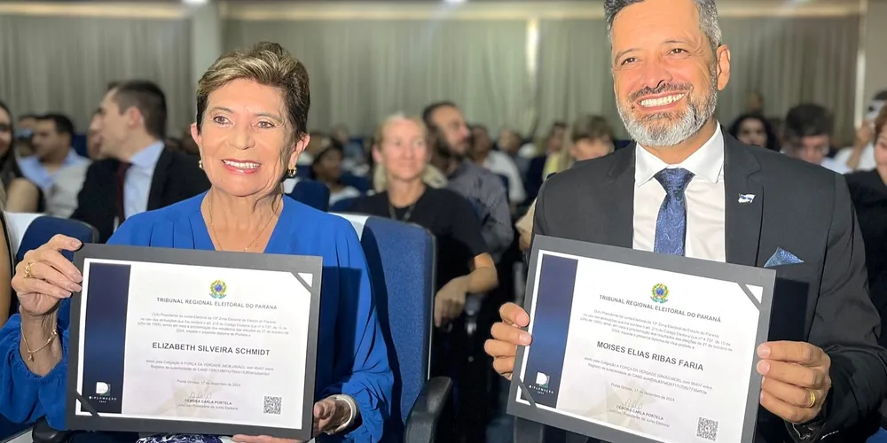Prefeita reeleita em Ponta Grossa, Elizabeth Schmidt (União Brasil), e vice-prefeito eleito, Pstor Moisés Faria (MDB), receberam o diploma nesta terça-feira (17)
