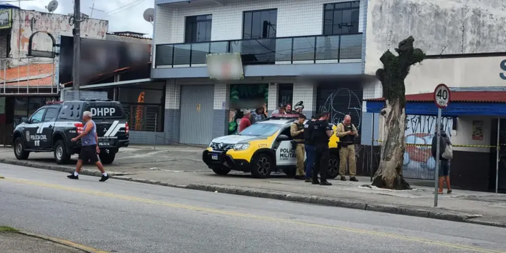 O homem vestia roupas de futebol, incluindo uma chuteira