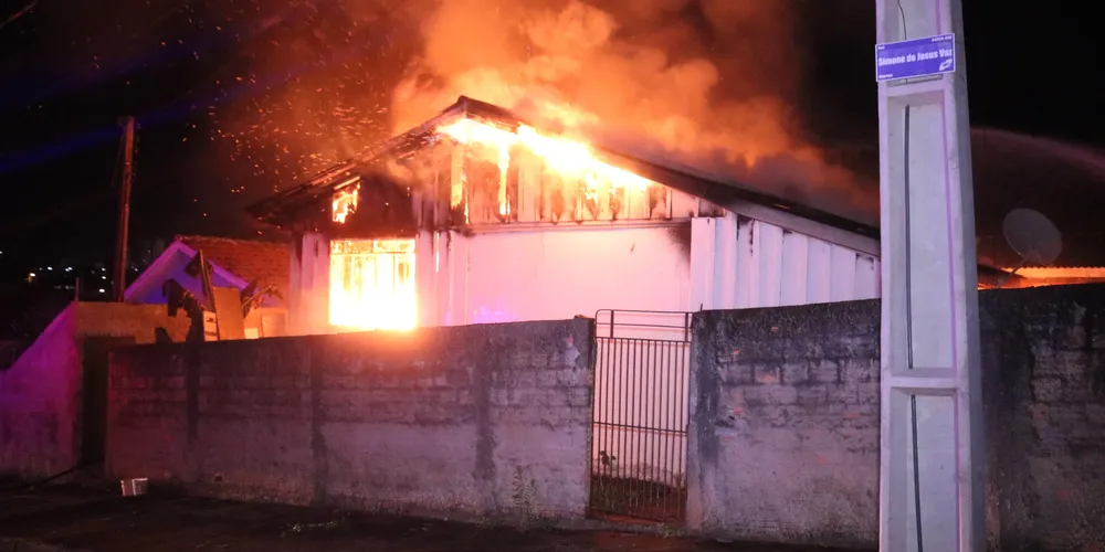 Incêndio aconteceu na noite desse domingo (12)