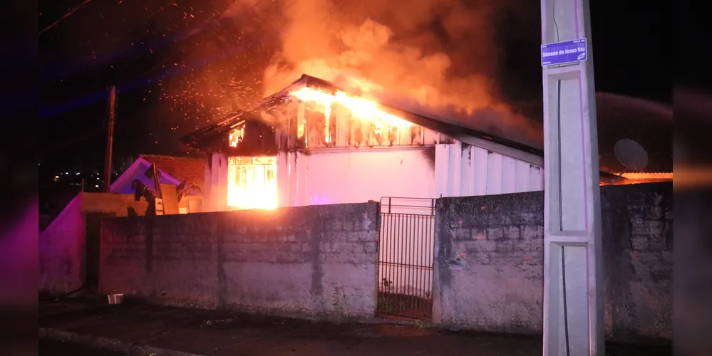 Incêndio aconteceu na noite desse domingo (12)