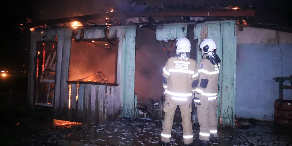 Bombeiros foram acionados por volta das 00h52 desta sexta-feira (31) para combater o fogo em residência