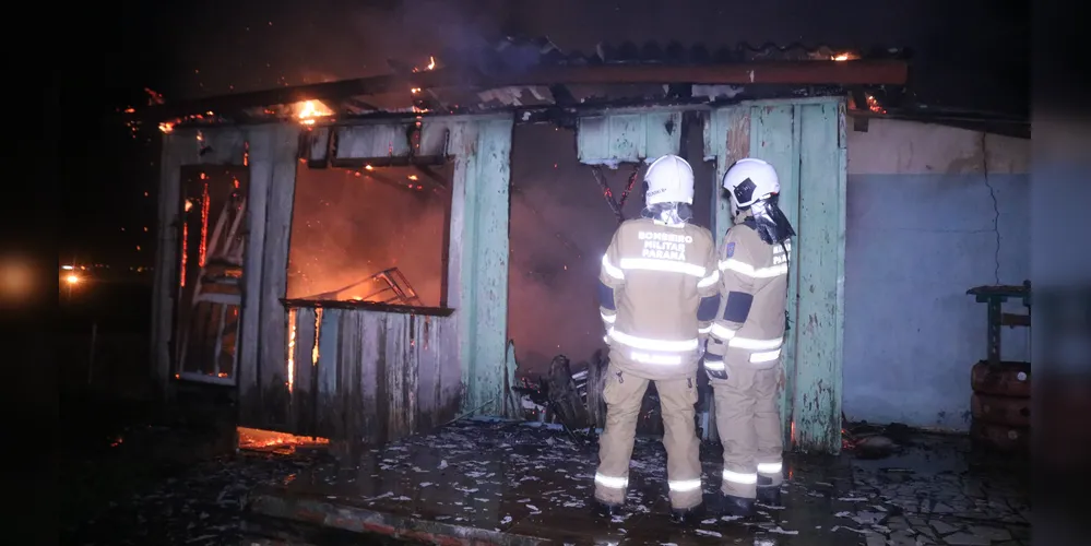 Bombeiros foram acionados por volta das 00h52 desta sexta-feira (31) para combater o fogo em residência