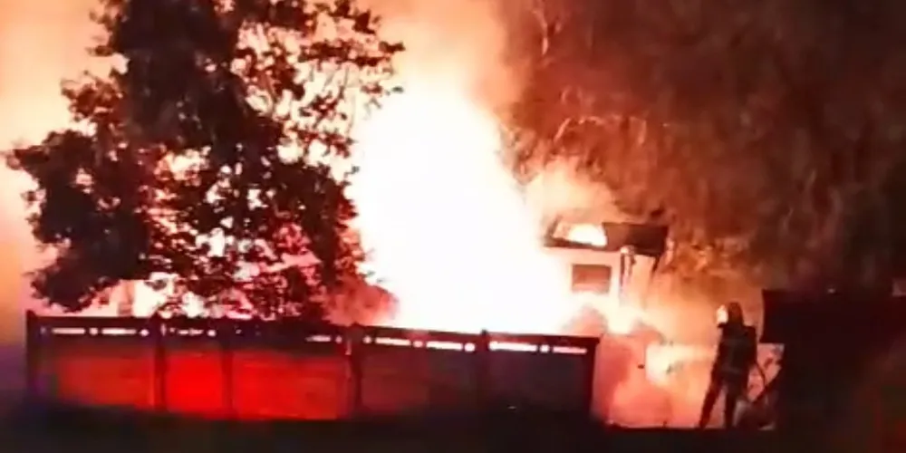 A casa foi consumira por inteira pelas chamas