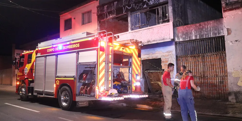 Incêndio em edificação mobiliza Corpo de Bombeiros em Ponta Grossa